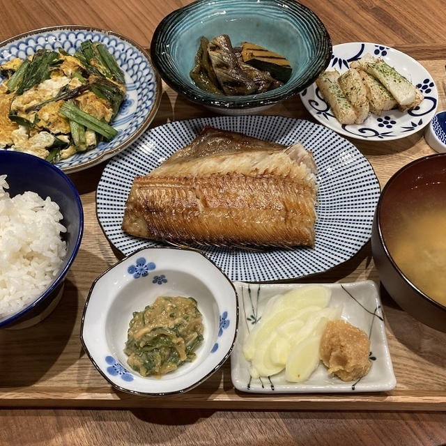 【献立】ホッケの開き、新生姜に味噌、ニラ玉、ねぎ味噌、野菜の焼き浸し、長芋揚げに青海苔塩、豆腐とねぎ味噌のお味噌汁