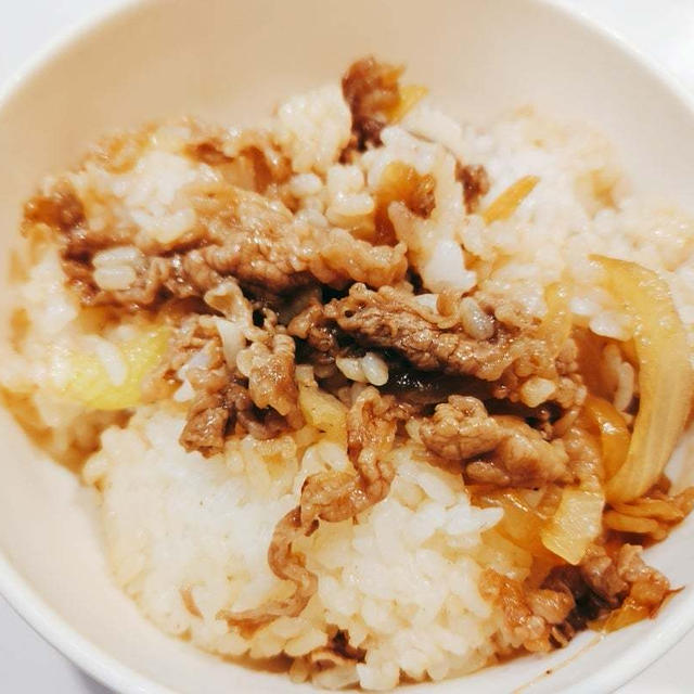 【レシピ】材料2つ調味料1つで簡単に出来る♡牛肉と玉ねぎのスタミナ混ぜごはん