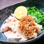 豚しゃぶしゃぶ肉とほうれん草の常夜鍋風さっと煮。たっぷりの大根おろしで食べるあったかさっぱりおつまみ。