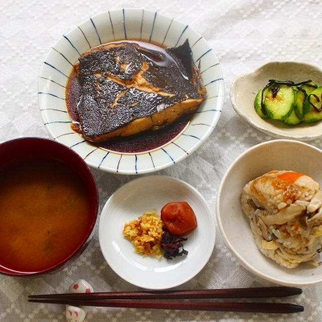 和食の朝ごはん　お好み焼き　サラダ