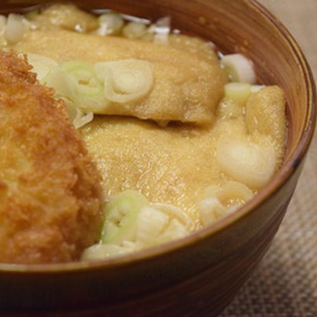 お惣菜の野菜コロッケと、手作り油下の甘辛煮作って、コロッケきつねそば。立ち食いそば屋、懐かしんで作った