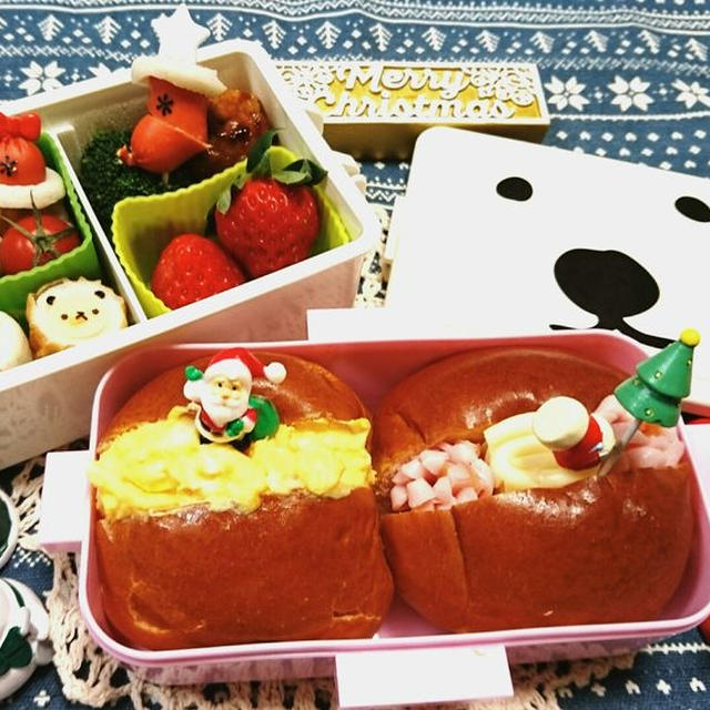 ロールパンでクリスマス弁当玉子サラダ+ブーツウインナーハム&チーズ+帽子ウインナー...