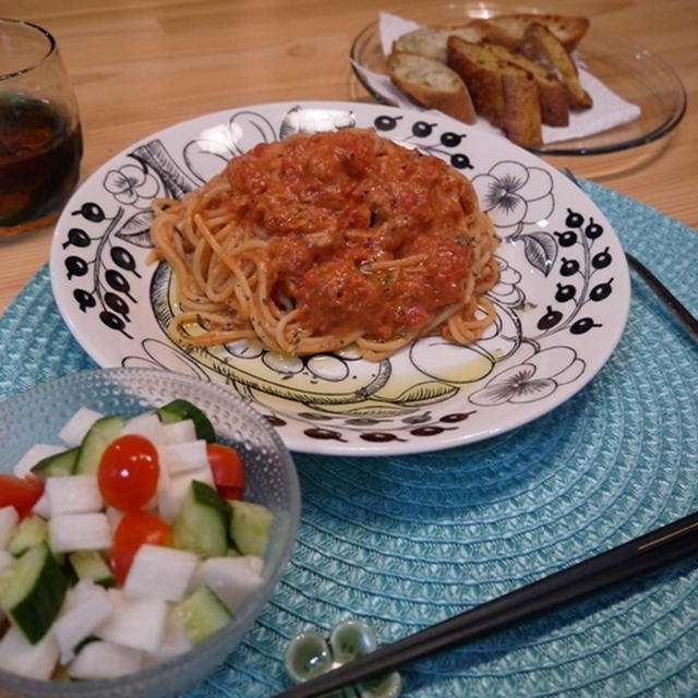 トマトツナクリームパスタと、山下製パン所のバケット