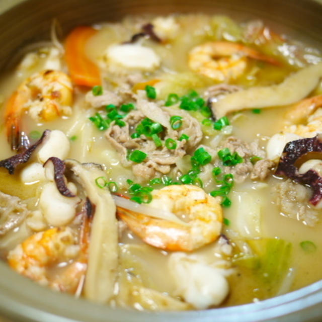 袋生麺で、スープもシメも～　　海鮮ちゃんぽん鍋