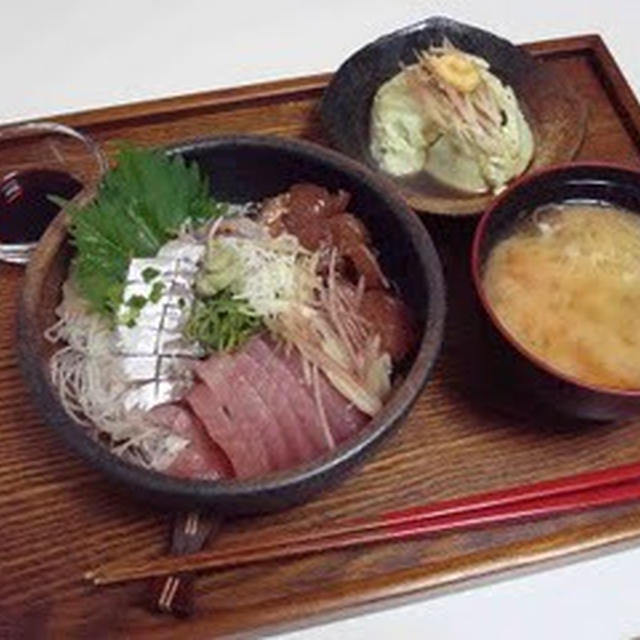 海鮮丼、枝豆豆腐、お味噌汁（Seafood Rice Bowl, Green Soy Beans Tofu, and Miso Soup）