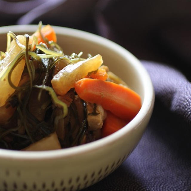 疲れた胃に！切り昆布と大根の煮物