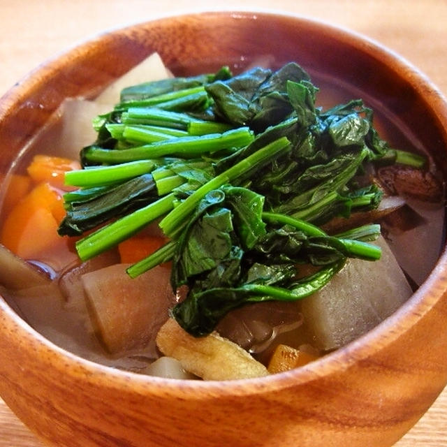 お雑煮にも　野菜たっぷり根菜汁