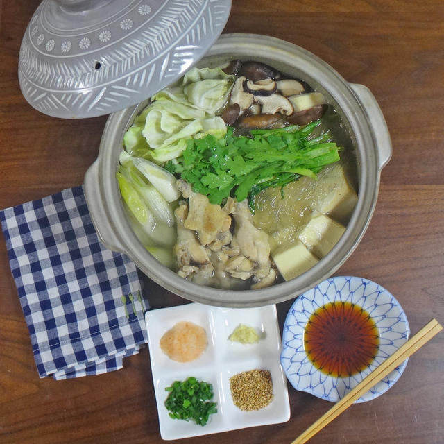 カラダ温まる旨塩のきいた鶏手羽湯豆腐