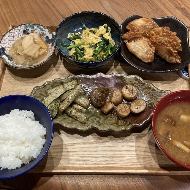 【献立】納豆揚げ餃子、ニラ玉、白菜とじゃがいもと魚河岸揚げの旨煮、エリンギのバター醤油焼き、長芋フライ青海苔味、なめこのお味噌汁、ワイン