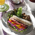 staubで焼いた黒ごまパンで、牛タンスモークと彩り野菜サンド♪ by カシュカシュさん