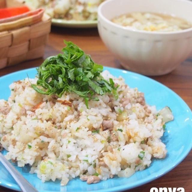 【週末簡単ごはん！残りごはん救済！蜂蜜梅と醤油とネギのシンプルチャーハン！！】