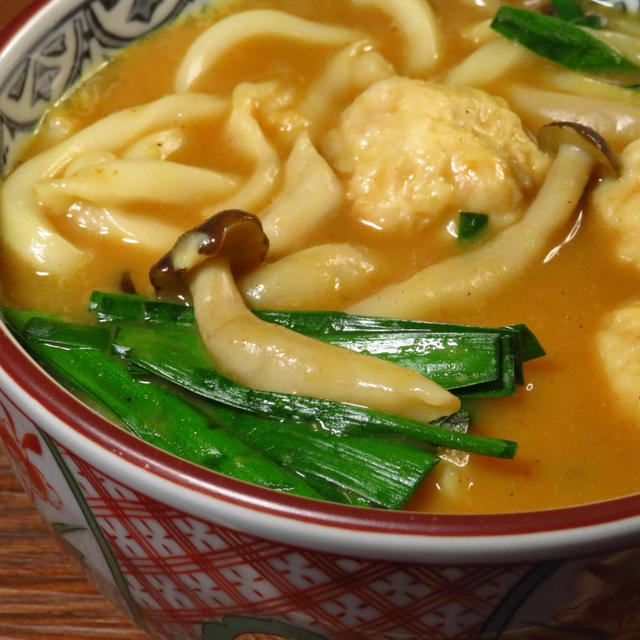 鶏団子とニラに、ぶなしめじを加えて、みかん亭の古奈屋のカレーうどん➖ここに完成か。