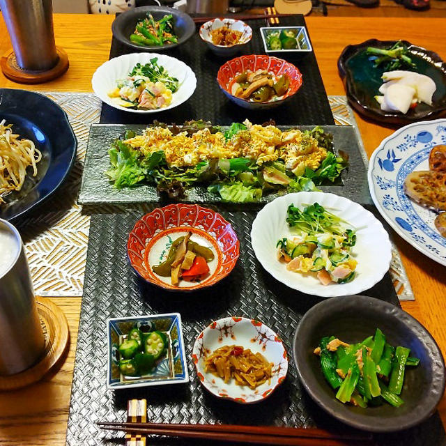 れんこんと挽き肉のエスニック焼き、マカロニサラダ、もやし炒めと小鉢５品でテキトーに。