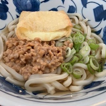 お昼は主人作「お餅とチーズ入り巾着＆納豆のっけうどん」