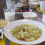 キャベツとポテトと玉ねぎとコンビーフのスープ