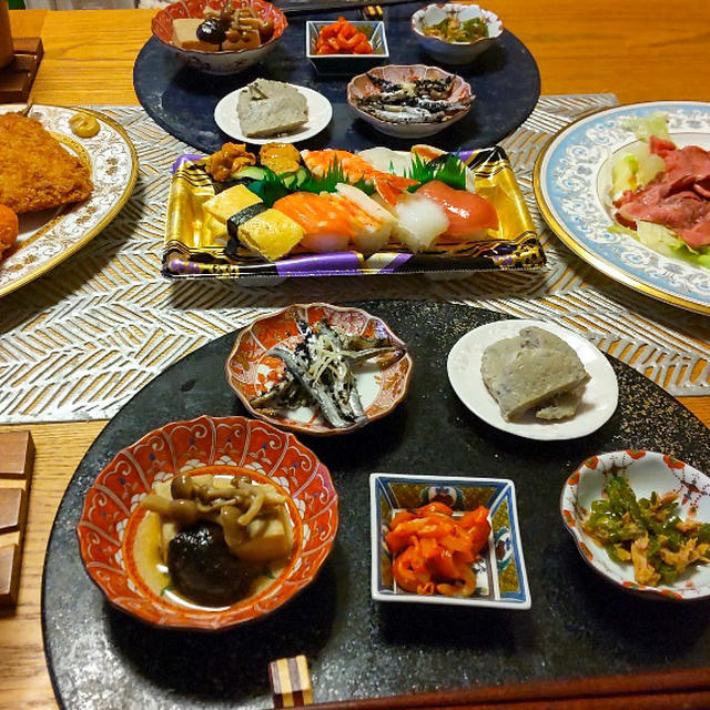 買ってきたお寿司、ローストビーフ、フライ盛り合わせ、勝浦いわし系(笑)小鉢5品で晩酌