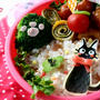 ハロウィン弁当しーずん４　魔女の宅急便ジジ弁当　と　囲まれました。