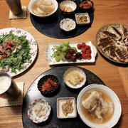 珉珉の餃子と蒸し茄子とプチトマトのマリネサラダ、小鉢4品＋水餃子スープで餃子祭り