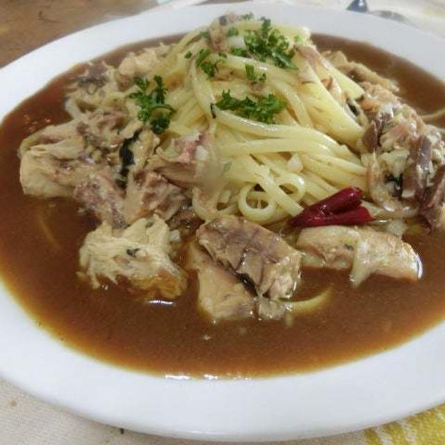 S&B赤缶カレーで作る時短レシピ！ペペロンチーノ風サバカレー