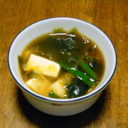 豆腐とわかめのピリ辛スープ