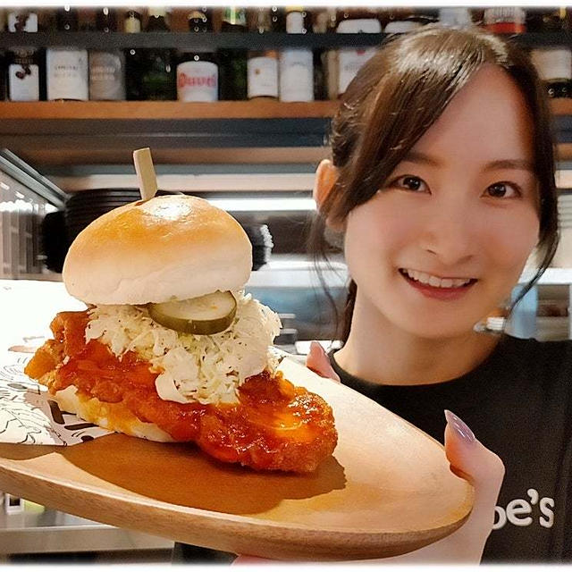 ボリューミーなピリ辛チキンバーガー「ハングリィジョーズ」米国から日本初上陸！