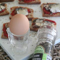 パンコントマテ　オイルサーディンのせの半熟卵トッピング