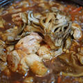 味噌だれと出汁だけで作る鶏と豚と根菜と舞茸の鍋