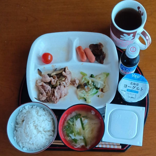 朝ご飯は7時45分　豚肉茄子タレ焼きと卵入り味噌汁