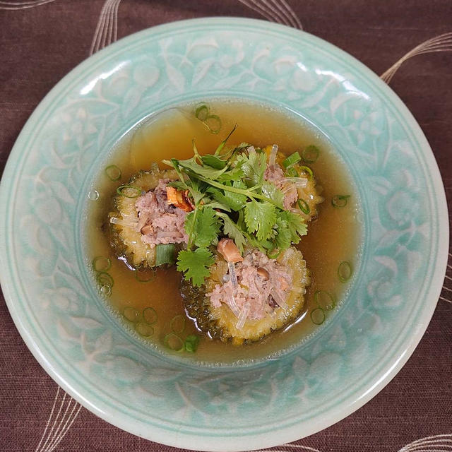 旬の野菜を食べよう　ゴーヤの肉詰めスープ