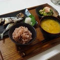 秋刀魚、ブロッコリーのサラダとお味噌汁（Grilled Pacific Saury, Broccoli Salad, Miso Soup）