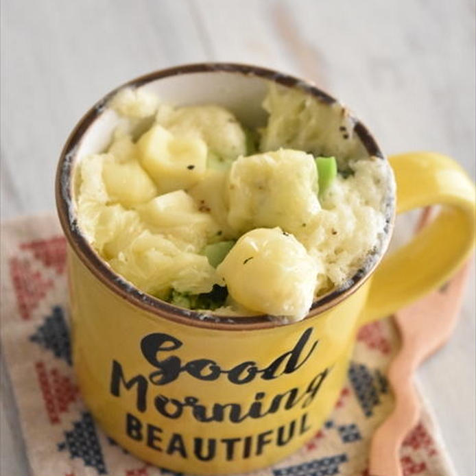 黄色いマグカップで作る、ブロッコリーとチーズ入りのおかずマフィン