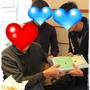 父を囲み和やかな団欒♥