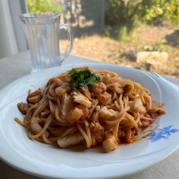 ピリ辛海鮮トマトパスタ〜ハウス食品「楽園のサテトム」（えびラー油ペースト）を使って