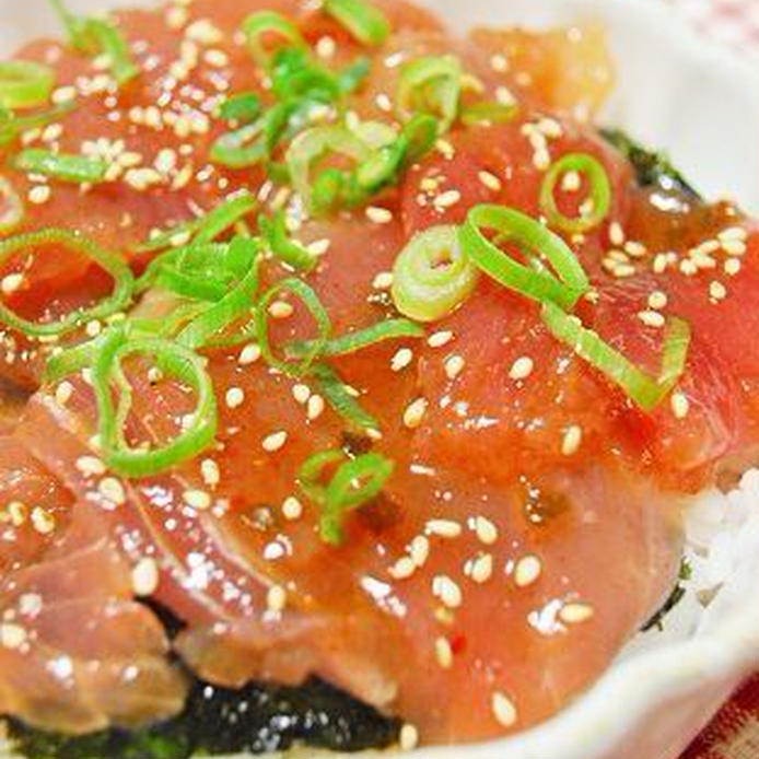 白い丼鉢に盛りつけられたまぐろの韓国風ピリ辛丼