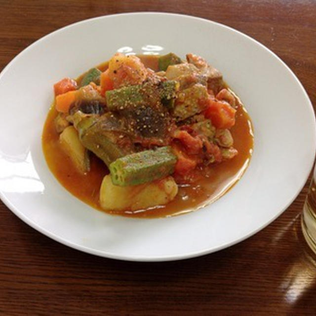 ２日目の「鶏と野菜のトマトごった煮」