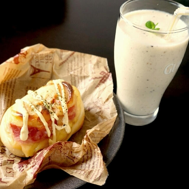 今日の昼ごはん☆ベーコンチーズパン＆梅酢入りシェイク【レシピ付】