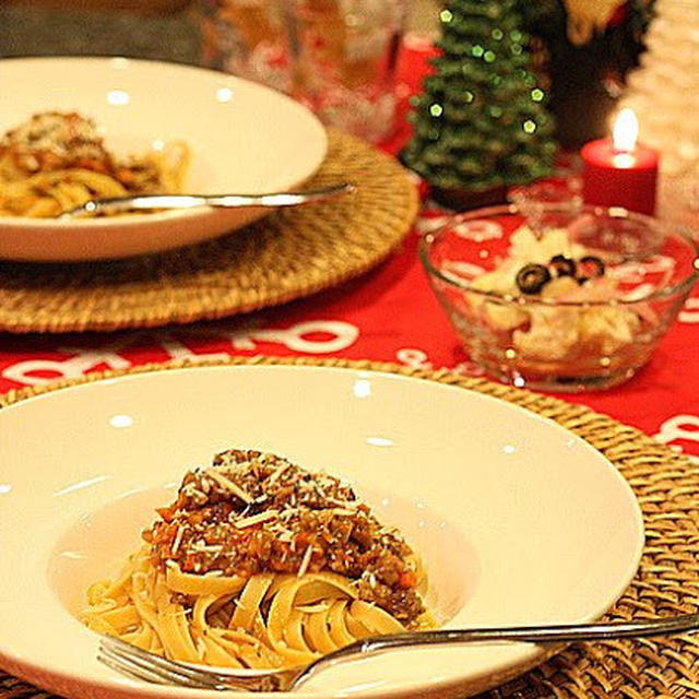 イタリアンソーセージとベーコンで作る濃厚ボロネーゼフィットチーネ