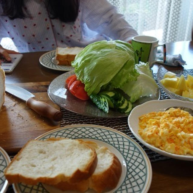 久しぶりに賑やかな朝食／こまぎれ肉ですき焼き