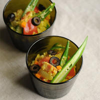 夏にぴったり！夏野菜とキヌアのデリ風カレーサラダ