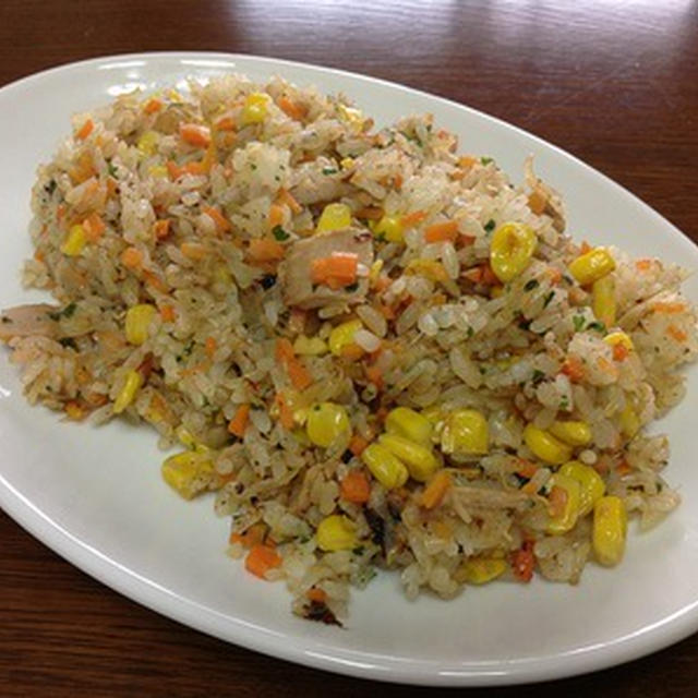お昼ご飯に野菜たっぷりの「ツナチャーハン」