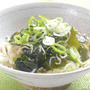 レンジで簡単〜火を使わないレシピ！たっぷりワカメとしらすの冷やしぶっかけうどん。