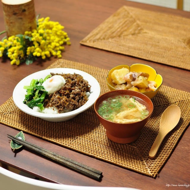 息子の卒業アルバムと牛肉の有馬煮丼ぶりの献立