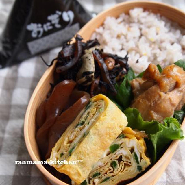 鶏手羽の味噌煮込み弁当。