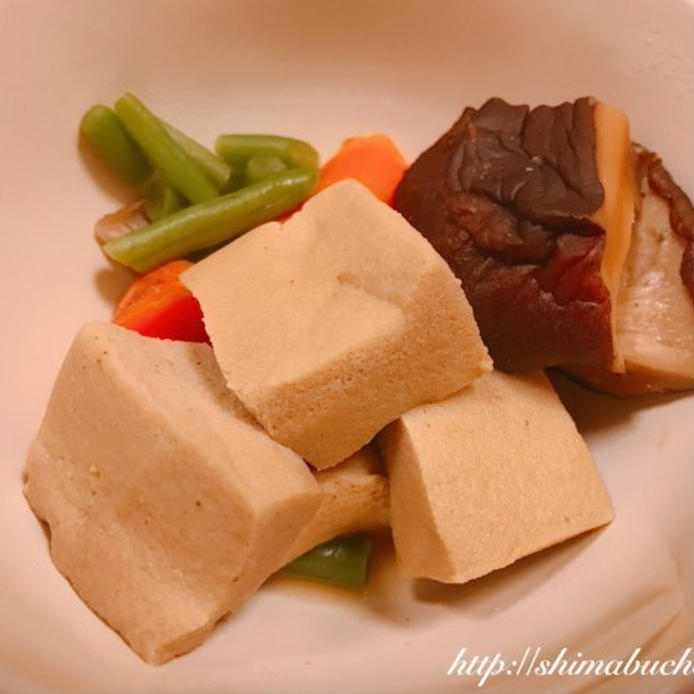 白い皿に盛り付けられた、干し椎茸と高野豆腐の煮物