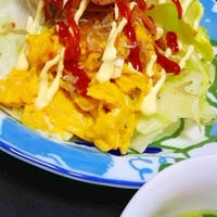 おかずサラダ　スクランブルエッグのせ。