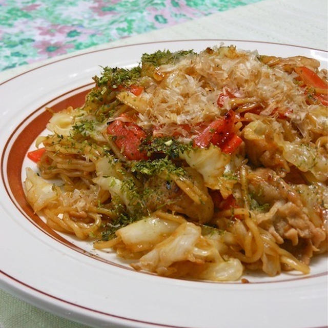 残ったキャベツ使い切り〜ヨシダソースで簡単焼きそばとマルチチョッパーお好み焼き。