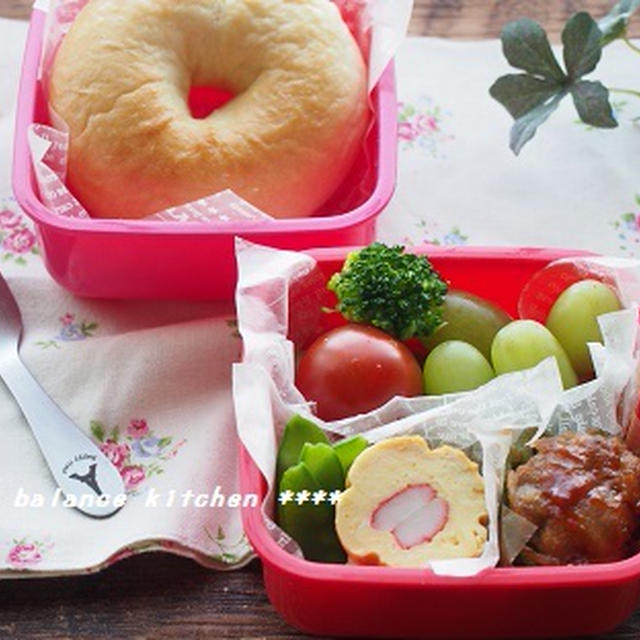 小学生女の子パン弁当　冷めても柔らかいピーマンの肉詰め・お花の卵焼き