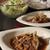 たまねぎの水分だけでことこと煮込んだオージービーフばら肉煮込み　ぱりぱりごぼうの素揚げのせ