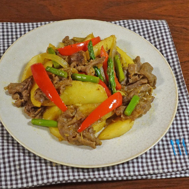 スパイシーながらも甘辛！牛じゃがと彩り野菜のカレー炒め