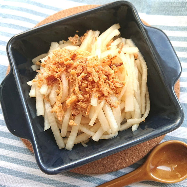 酸味が効いたパリポリ大根サラダ（フライドオニオンがけ）